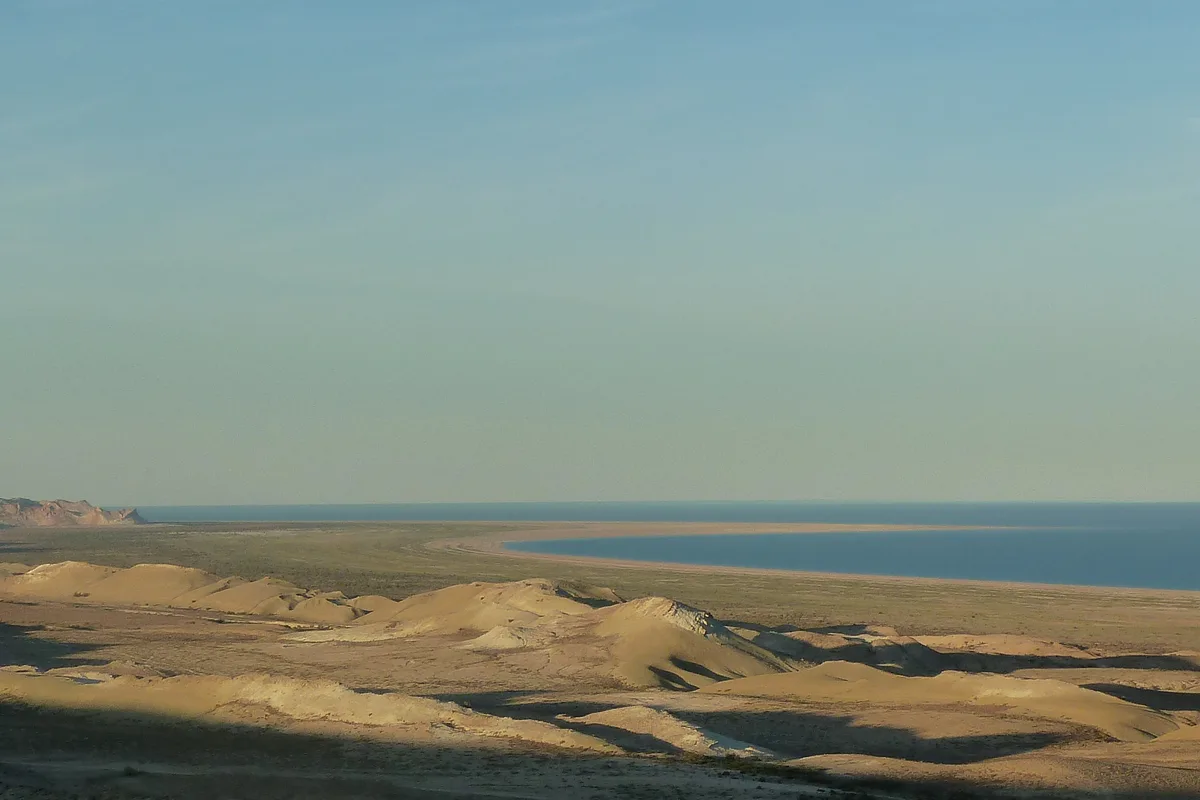 Rivage de la mer d'Aral depuis le plateau d'Ustyurt au Karakalpakstan