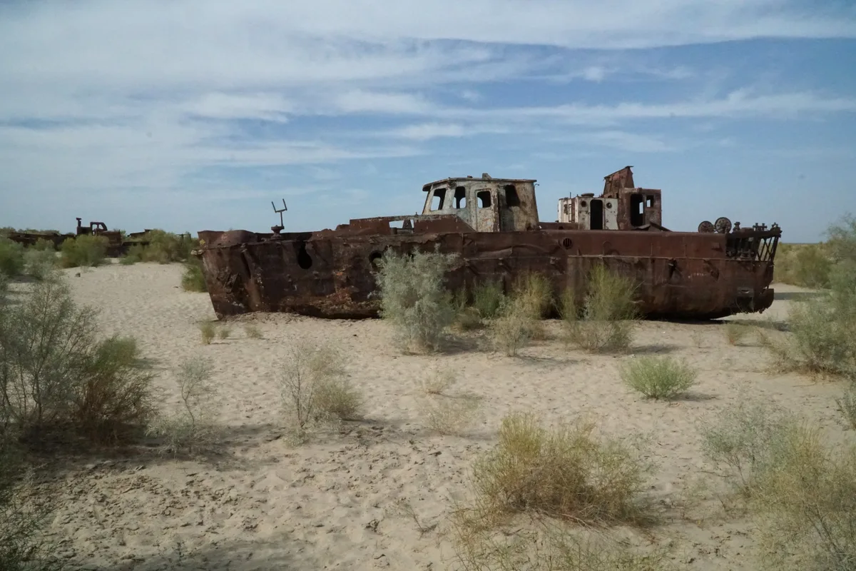 Épaves de navires à Muynak sur l'ancien rivage de la mer d'Aral