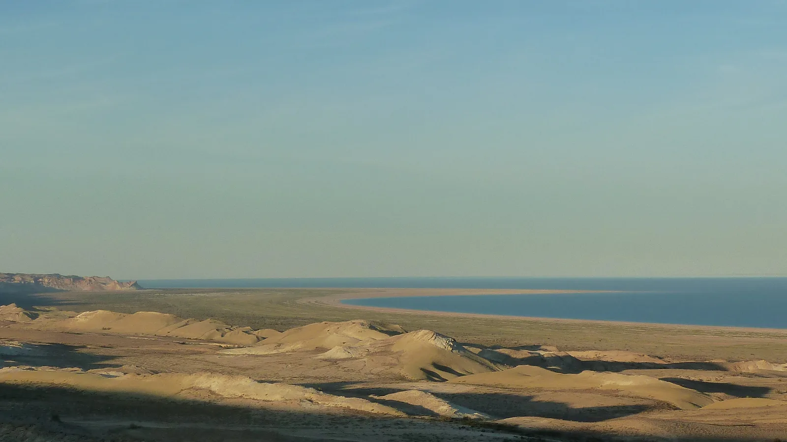Rivage de la mer d'Aral depuis le plateau d'Ustyurt au Karakalpakstan