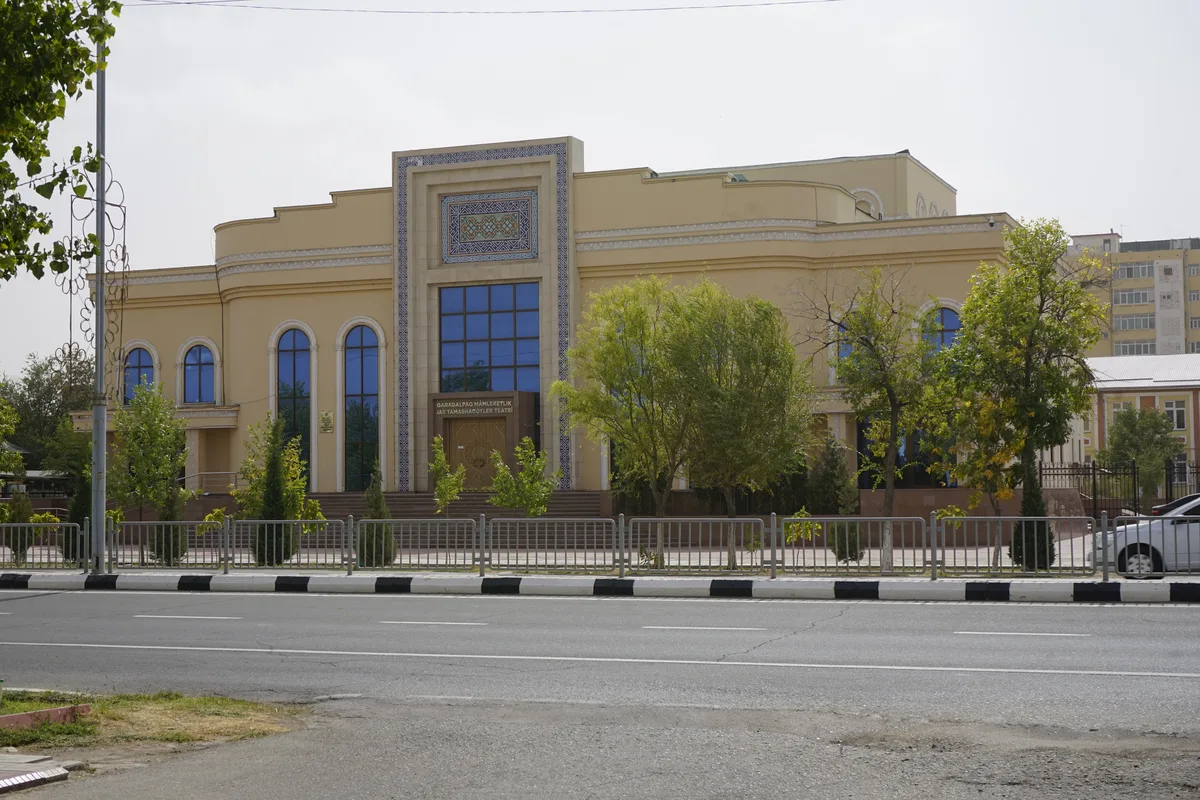 Edificio del Karakalpak State Theater en Nukus