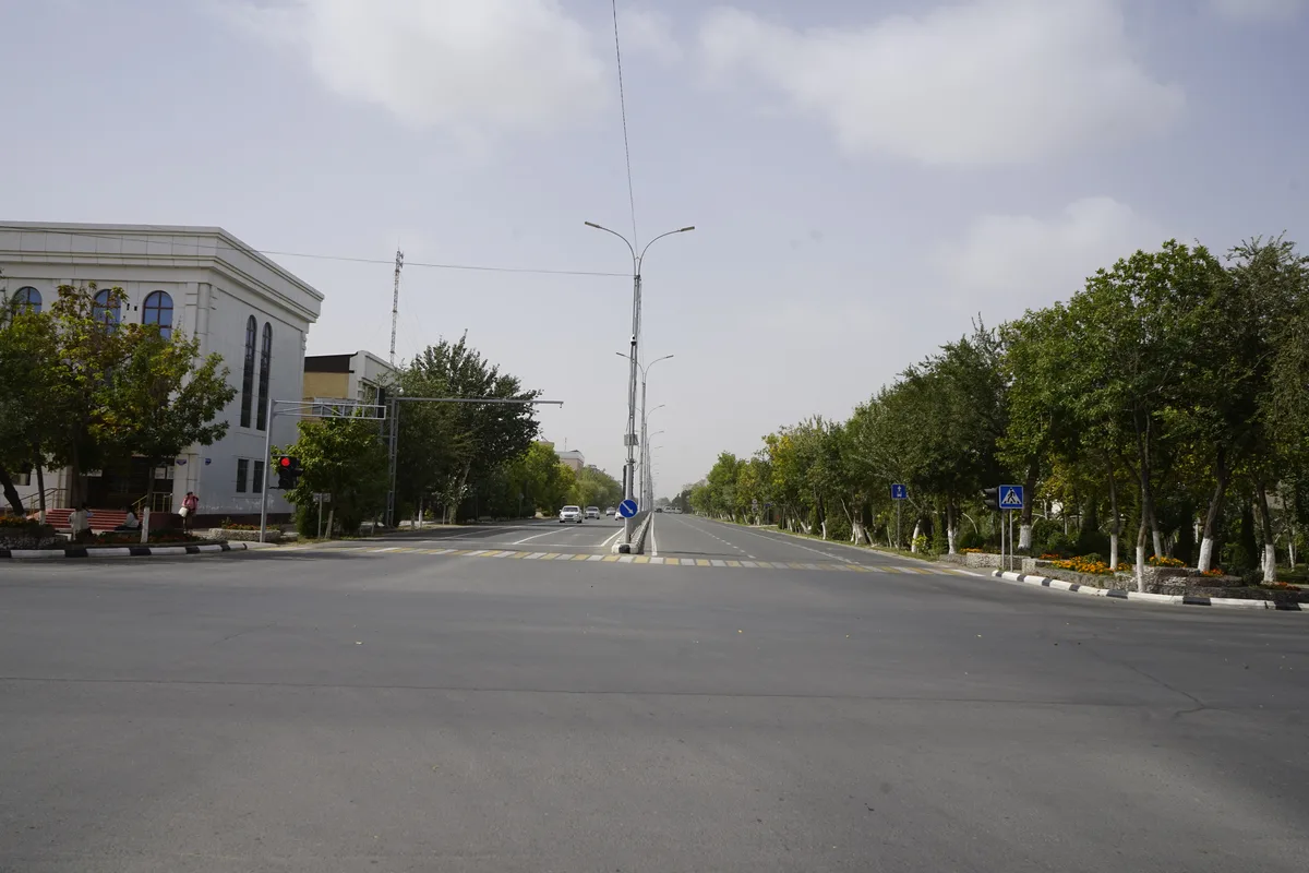 Avenida de Nukus hacia el lado occidental de la ciudad