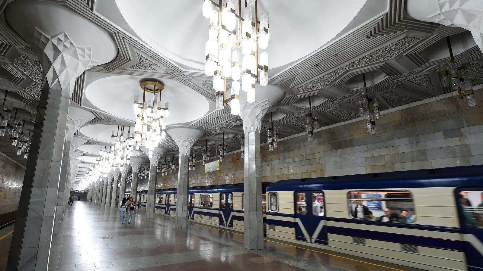 Estación Mustaqillik Maydoni de la línea Chilanzar del metro de Tashkent en Tashkent, Uzbekistán