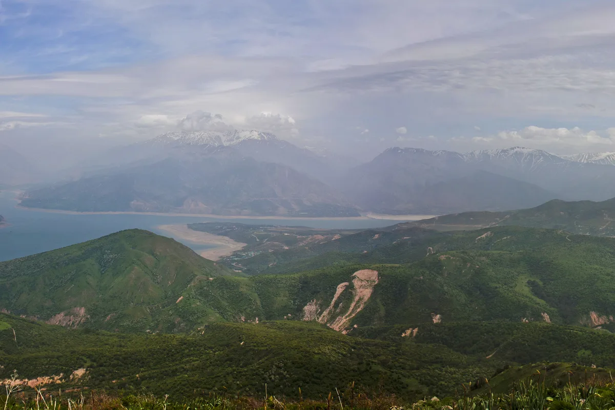 Панорама Чарвака весной