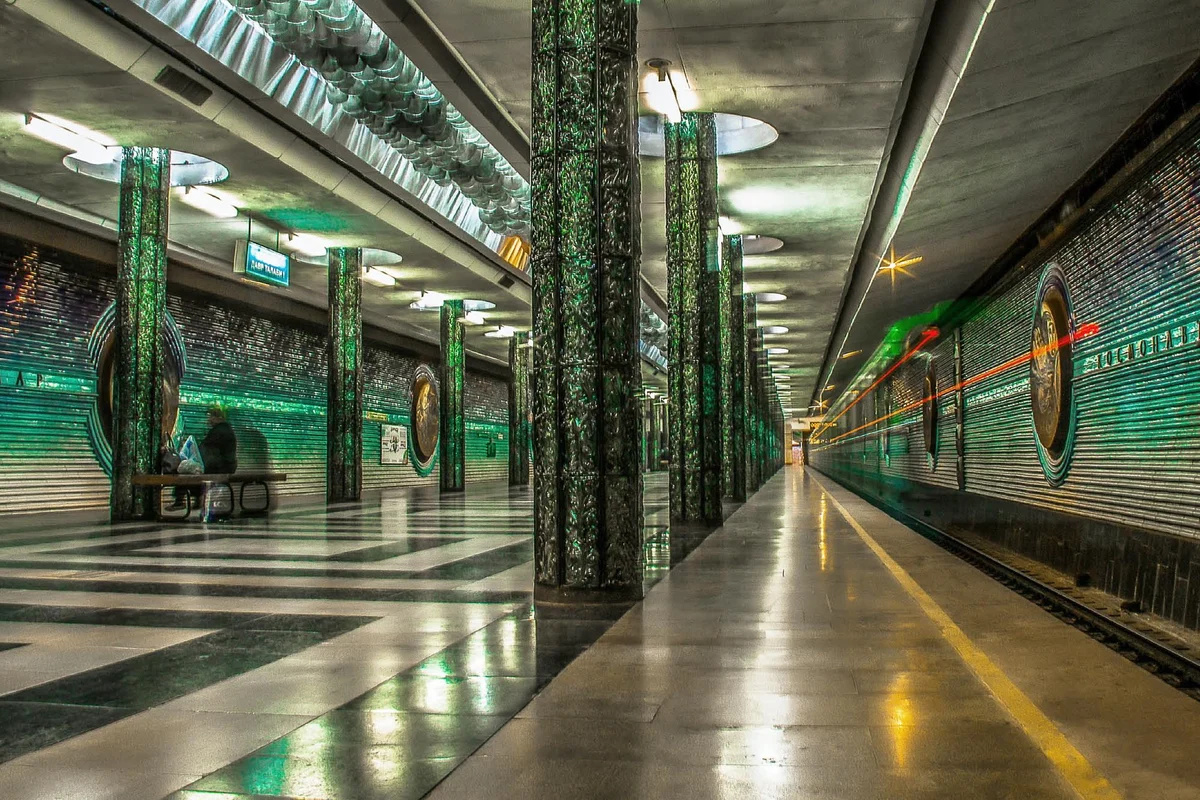 Kosmonavtlar station platform on the Uzbekistan line of Tashkent Metro